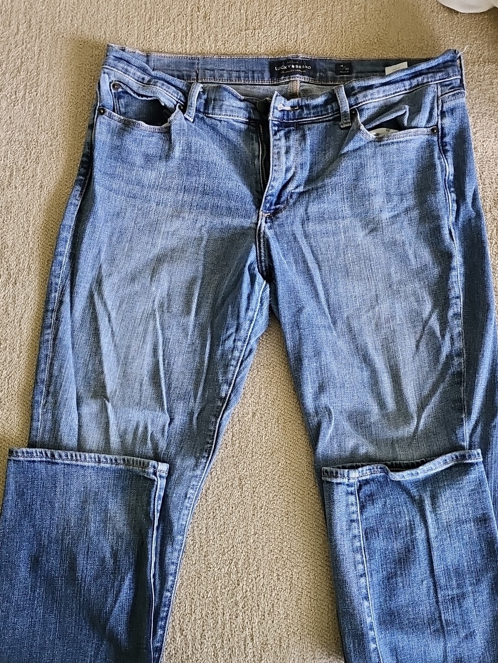 Lucky Brand Womens  Sweet Straight Jeans  SZ 16/33.  Like NEW.  Smoke/pet Free